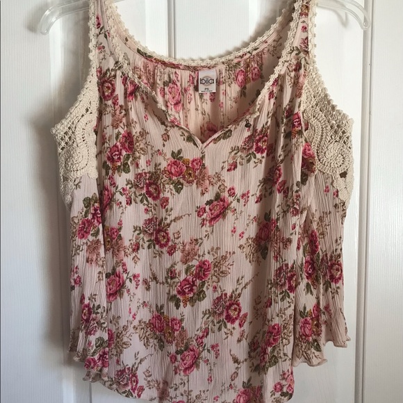 Bila Women’s Crocheted Detail Cold Shoulder Top. Size Petite Small - Picture 2 of 7